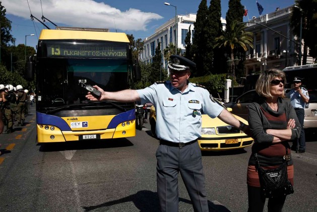 Un oficial de policía de alto rango intenta convencer a un manifestante que caminar en una calle durante una manifestación de los guardias de la escuela frente a la Secretaría de la Reforma Administrativa en Atenas / Yorgos Karahalis/ Reuters