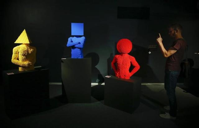 Visitantes observan una de las obras que forman parte de la exposición "The Art of the Brick" en Ciudad del Cabo, Sudáfrica, hoy, 22 de diciembre de 2014. La exposición reúne las obras del estadounidense Nathan Sawaya, quien ha logrado el reconocimiento internacional como el "artista de los bloques" después de dar rienda suelta a su pasión infantil por este popular juego de construcción. EFE/NIC BOTHMA