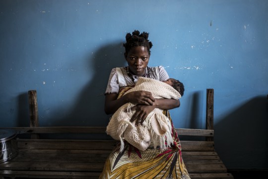 Foto: Miriam Thomas , de 18 años, un paciente VIH positivo en la terapia antirretroviral , sostiene a su segundo bebé mientras espera para una consulta médica en el Hospital de Distrito de Nsanje en 25 de noviembre 2014 , durante una visita postnatal de rutina y evaluación antirretroviral . Sus hijos nacen Hiv forma gratuita gracias a la terapia ARV . La Organización Mundial de la Salud (OMS ) dice que había unos 35 millones de personas en todo el mundo que viven con el VIH a finales de 2013 , con unos 2,1 millones de infecciones nuevas durante el transcurso de ese año . África subsahariana es la región más afectada , con casi el 70 por ciento de las nuevas infecciones . AFP / MARCO LONGARI