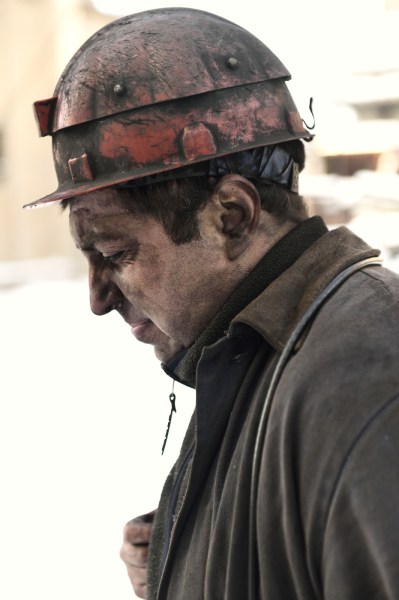 Foto: Un minero regresa de su turno en la mina de carbón Kalinina en la ciudad ucraniana oriental de Donetsk , controlada por los rebeldes pro- rusos el 1 de diciembre de 2014. Las estadísticas oficiales muestran que el país necesita un millón de toneladas de carbón de antracita por mes para alimentar sus centrales . Para el 24 de noviembre de sólo 1,8 millones de toneladas fueron dejados en las reservas. Rusia anunció que iba a parar el suministro de carbón a Ucrania la semana pasada , alegando  fuerza mayor , pero sin ofrecer explicación. AFP /  ERIC Feferberg