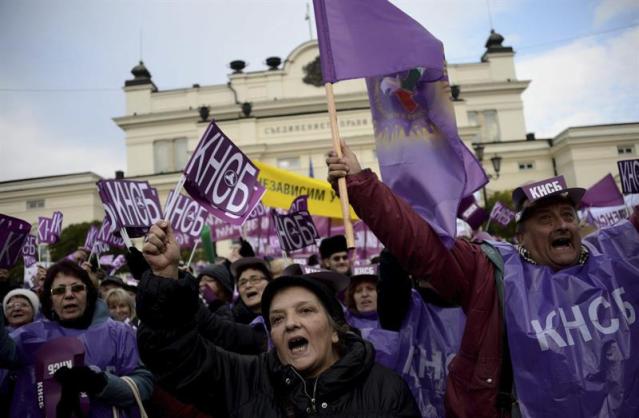 Simpatizantes de varios sindicatos corean consignas delante del Parlamento durante una manifestación convocada en Sofía (Bulgaria) hoy, jueves 11 de diciembre de 2014. Miles de búlgaros se congregaron en la capital para protestar contra los planes del Gobierno de reformar las pensiones y recortar puestos de trabajo en el sector público. EFE/Vassil Donev