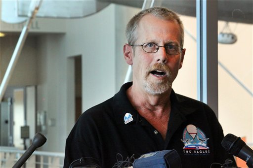 Foto: El piloto estadounidense Troy Bradley anuncia sus planes para cruzar el oceáno Pacífico con el piloto ruso Leonid Tiukhtyaev en un vuelo en globo / AP