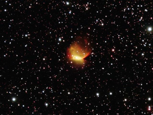 Fotografía sin fechar cedida por el Observatorio Europeo Austral (ESO, en inglés) hoy, lunes 9 de febrero de 2015, que muestra una nebulosa planetaria inusual captada por el conjunto del Telescopio Muy Grande (Very Large Telescope, VLT) en el Observatorio Paranal. El núcleo de este objeto único consta de dos estrellas enanas blancas, cada una con una masa un poco menor que la del Sol. Se espera que las dos estrellas se vayan acercando lentamente y terminen fusionándose dentro de unos 700 millones de años. Este evento creará una deslumbrante supernova de tipo Ia y destruirá a las dos estrellas. EFE/ESO