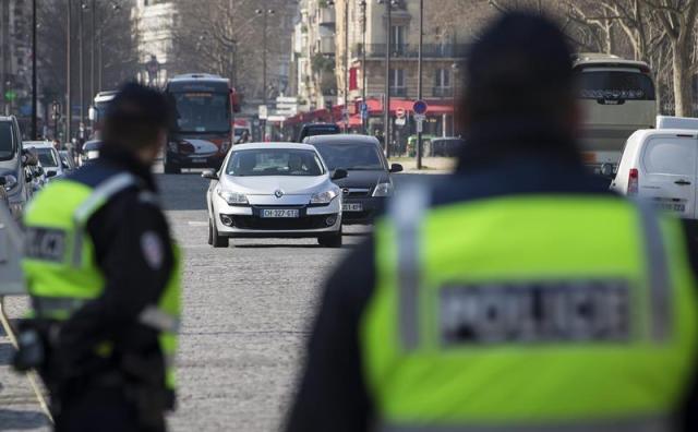 Agentes de la Policía francesa establecen un control para comprobar que los vehículos con con matrícula par no entren en la capital francesa, hoy, 23 de marzo de 2015. París vive la tercera jornada de circulación restringida de su historia decida por las autoridades ante los elevados índices de contaminación que se han vivido en los últimos días. EFE/IAN LANGSDON