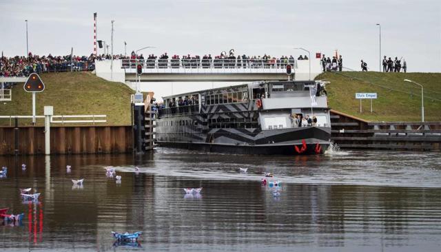 La reina Máxima de Holanda (al fondo) a bordo de un barco asiste a la inauguración del Canal Maxima en Rosmalen (Holanda) hoy, jueves 5 de marzo de 2015. El paso fluvial es un nuevo canal de nueve kilómetros entre Mass y Willemsvaart Sur, en Den Dungen. EFE/Remko de Waal