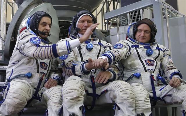 Los miembros de la próxima misión a la Estación Espacial Internacional (EEI) los cosmonautas rusos Mikhail Korniyenko (izq) y Gennady Padalka (c) y el astronauta estadounidense Scott Kelly (dcha) posan para los fotógrafos antes de pasar los exámenes de prelanzamiento en un simulador del cohete Soyuz en el Centro de Entrenamiento de Cosmonautas en la Ciudad de las Estrellas, a las afueras de Moscú (Rusia) hoy, jueves 5 de marzo de 2015. El lanzamiento de la nave está previsto para el próximo 27 de marzo. EFE/Sergei Chirikov