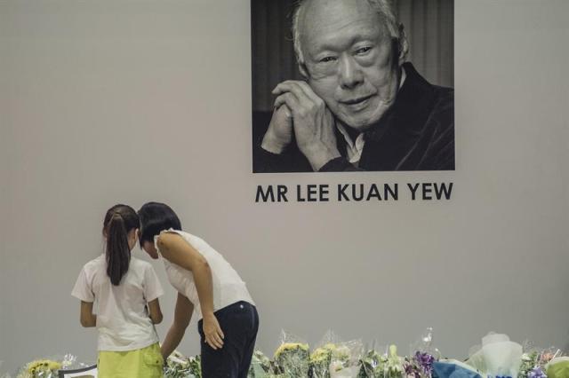 Ciudadanos singapurenses rinden tributo al ex primer ministro Lee Kuan Yew en el club comunitario Tanjong Pagar en Singapur, hoy, lunes 23 de marzo de 2015. El exprimer ministro de Singapur y fundador de la ciudad estado, Lee Kuan Yew, murió en las primeras horas de hoy lunes a los 91 años en el Hospital General de la ciudad-estado tras permanecer ingresado cerca de dos meses por una neumonía. EFE/Tom White