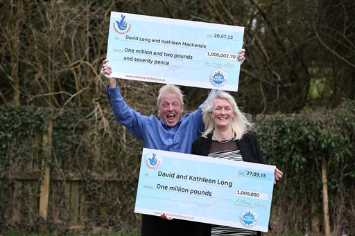 Foto: David y Kathleen Long posan para una foto con los cheques simbólicos de la lotería británica en Scunthorpe, Inglaterra, el miércoles 1 de abril de 2015. La pareja se impuso a la ley de probabilidades al ganar el premio gordo de la lotería por segunda vez / AP