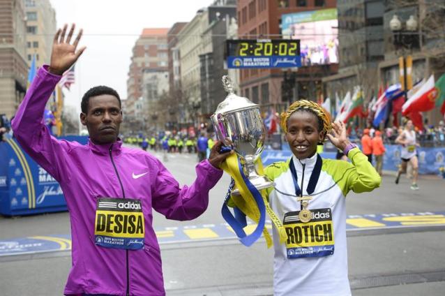 El etíope Lelisa Desisa (i) y la keniata Caroline Rotich (d) celebran su victoria en el maratón de Boston, Massachusetts, Estados Unidos hoy 20 de abril de 2015. El maratón de Boston, el más longevo del mundo, celebra hoy su 119 edición, con la difícil tarea de repetir la gesta de Meb Keflezighi, que se convirtió el año pasado en el primer estadounidense en ganar la prueba desde 1983. EFE/Cj Gunther