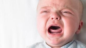 ¿Hay que dejar que los bebés lloren en la noche?