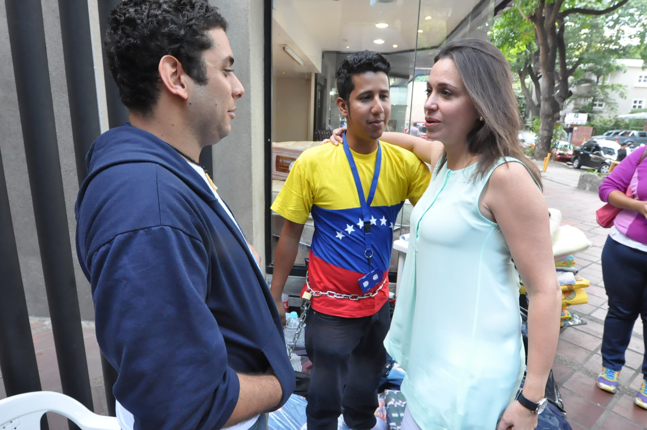 María Corina y exministro Dávila visitan a estudiantes encadenados en la OEA (Fotos)