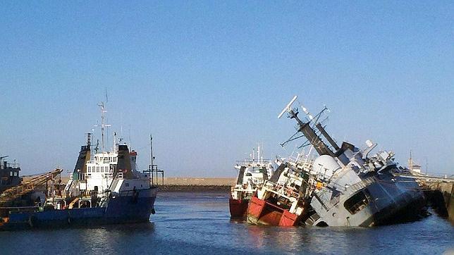 Hundimiento de buque insignia de Argentina provocó la salida de 2 oficiales