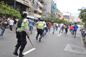 Al menos 15 estudiantes heridos en protesta dispersa por GN y PNB (FOTOS)