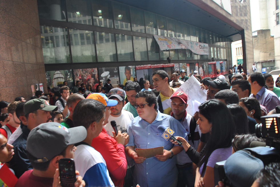 Estudiantes universitarios exigen aumento de becas estudiantiles (Fotos)