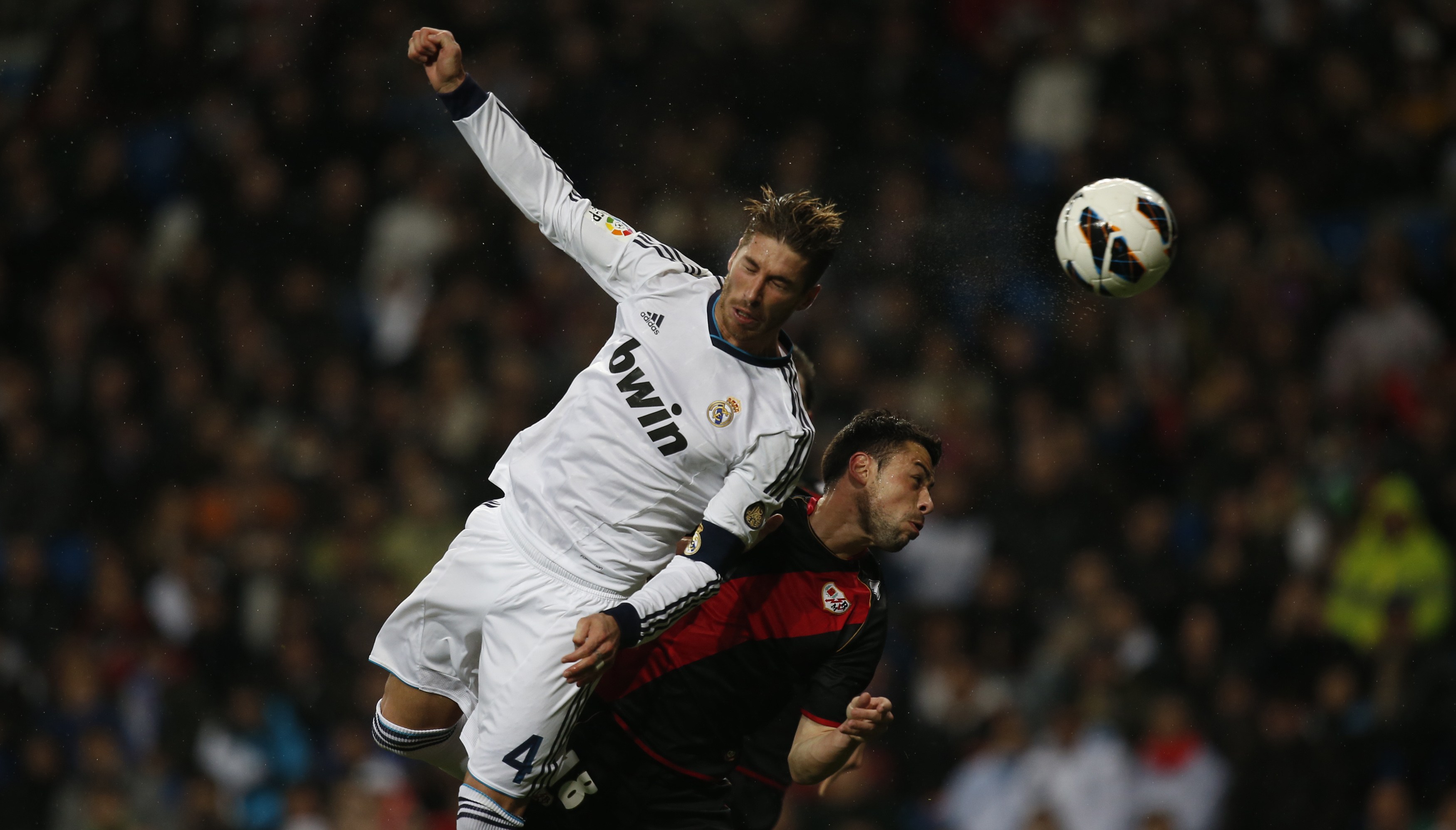 Real Madrid vence 2 a 0 al Rayo Vallecano a pesar de la expulsión de Sergio Ramos