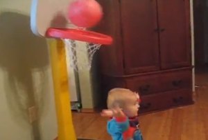Este chamín de dos años de edad juega mejor basquet que tú