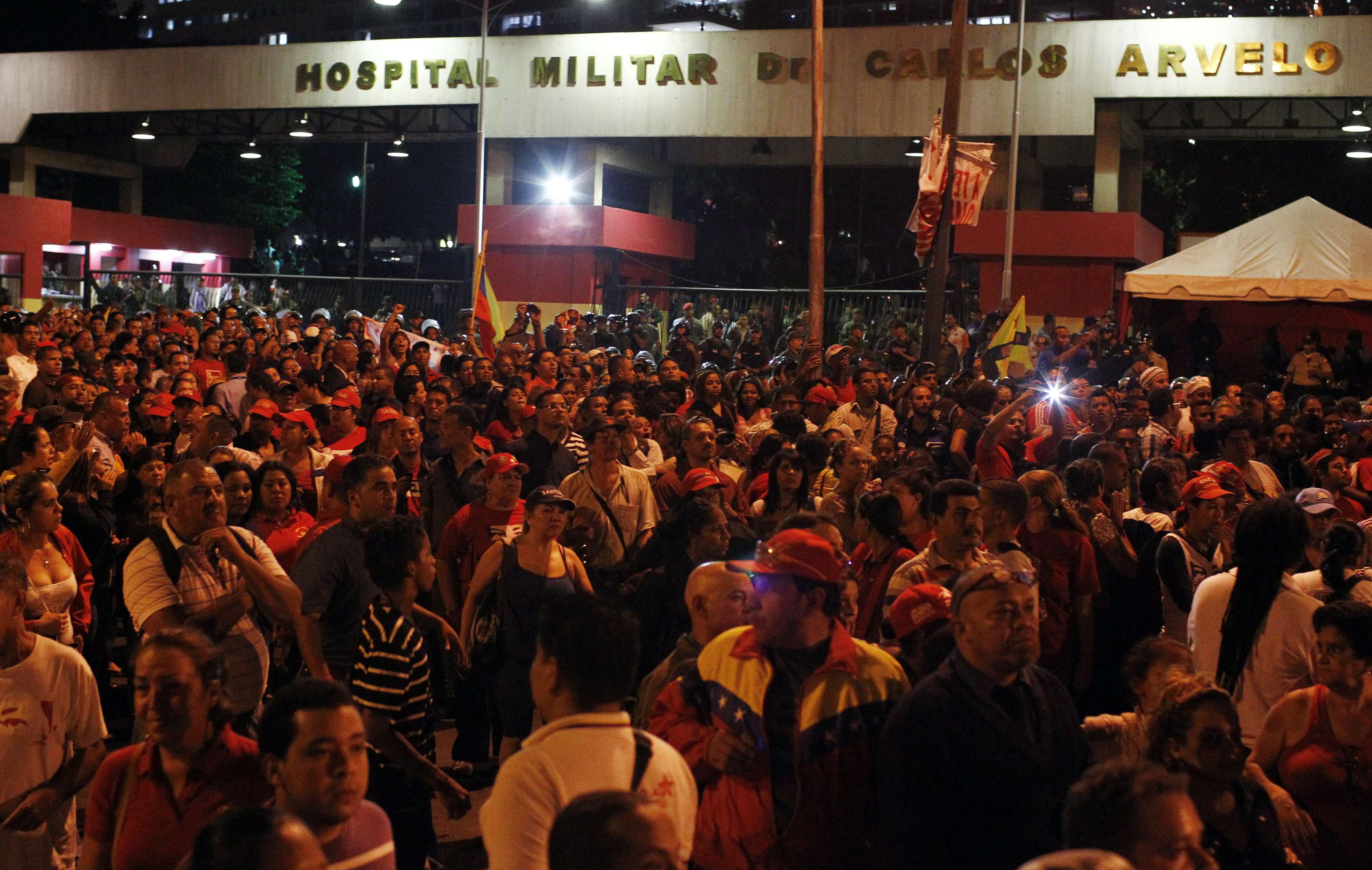 Así está el Hospital Militar a esta hora (fotos)