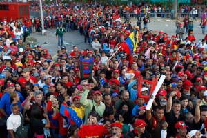 Miles de personas continúan a la espera para ver a Chávez (Fotos)