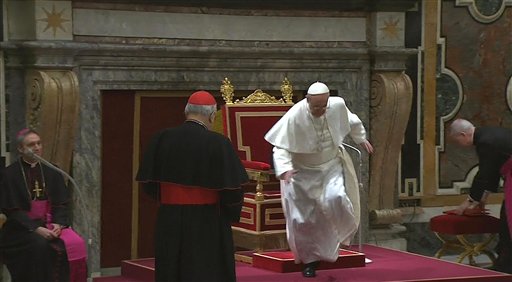 Tropezón del Papa en su segundo día de pontificado (FOTOS + VIDEO)