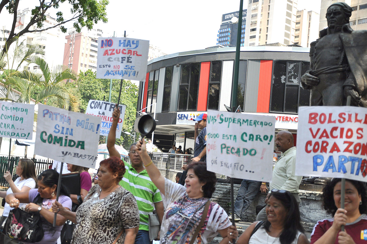 Mujeres protestan por el alto costo de la canasta básica (FOTOS)