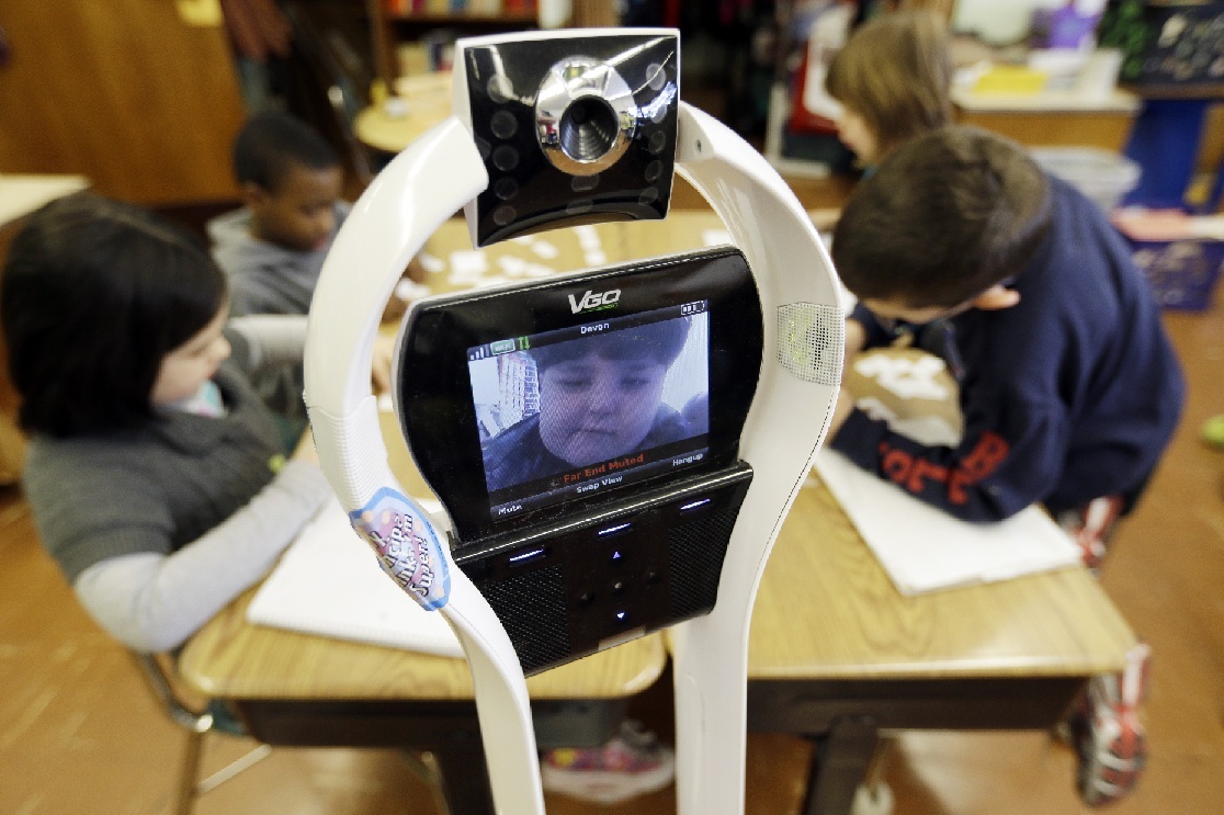 Niño robot asiste a clases