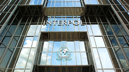 Interpol advierte que criminales tendrán como objetivo las vacunas contra el Covid-19