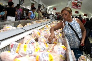 Venden pollos descompuestos en Mercal de La Miel