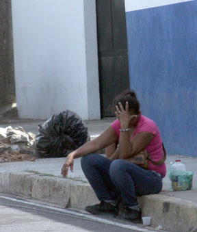 Adolescente es arrollado mientras caminaba por acera