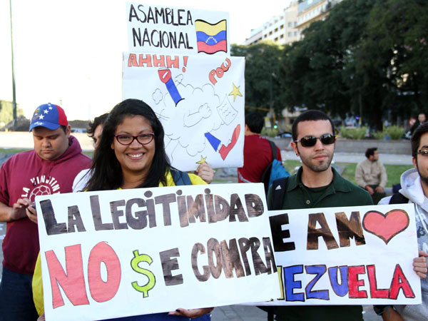 Pancartas con duros mensajes y cacerolas para Maduro en Argentina (FOTOS)