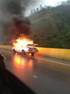 Se incendió un carro en la Cota Mil a la altura de Sebucán (Fotos)
