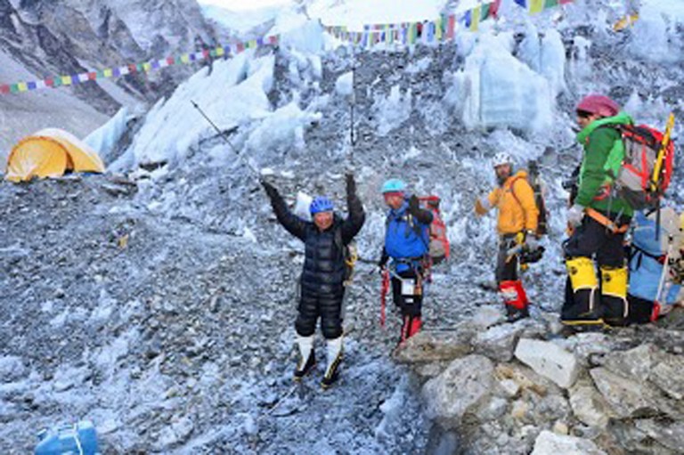 Este japonés de 80 años inicia escalada del Everest (FOTOS)