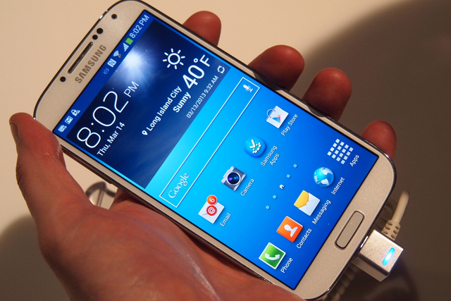Apple pide incluir al Galaxy S4 en demanda por patentes contra Samsung