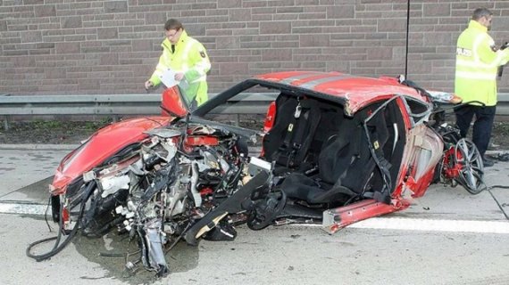 Así queda un Ferrari al chocar a 300 km/h (Fotos)