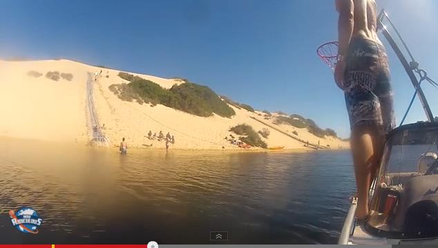 Impresionante lanzamiento de básquetbol tras descender en tabla de bodyboard (Video + imposible)