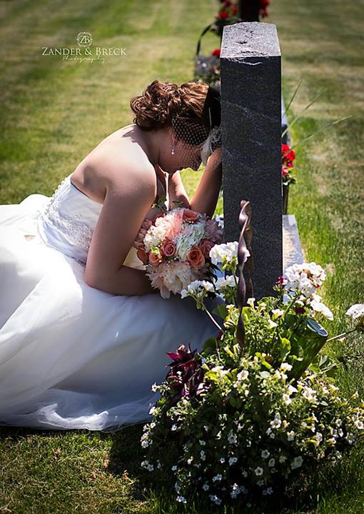 Pidió autorización en la lápida de su difunto padre para casarse (Foto)