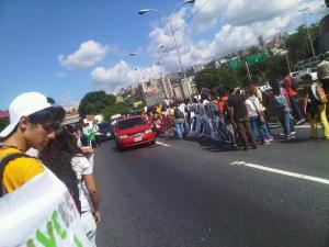Estudiantes universitarios protestaron en la Autopista Francisco Fajardo (FOTO)