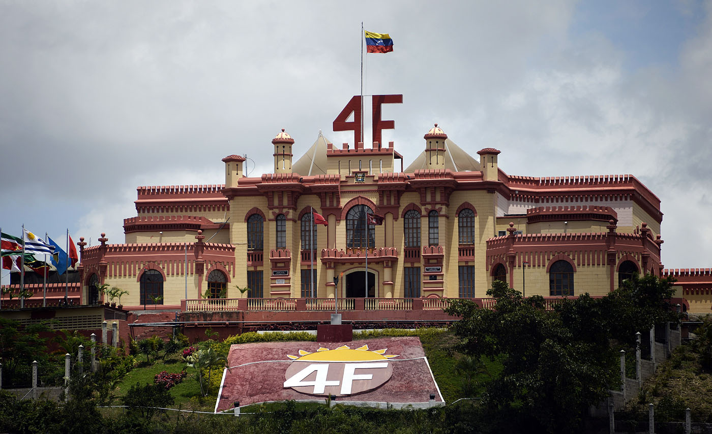 Con cantos y cohetazo conmemoran cumpleaños de Chávez