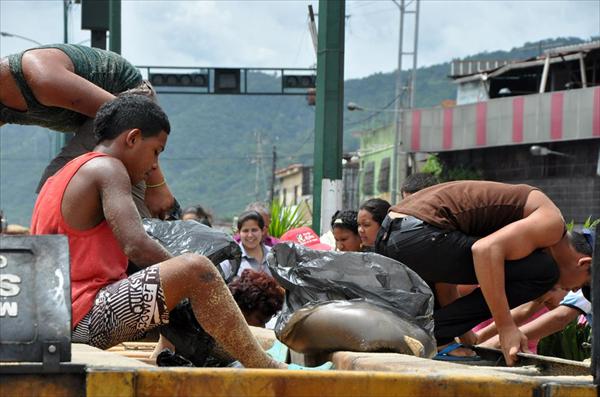 Después del accidente: Venezolanos arrastrados en el suelo para recoger azúcar (FOTOS)