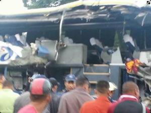 Un autobús chocó contra una gandola en la vía Tinaquillo- San Carlos (Fotos)