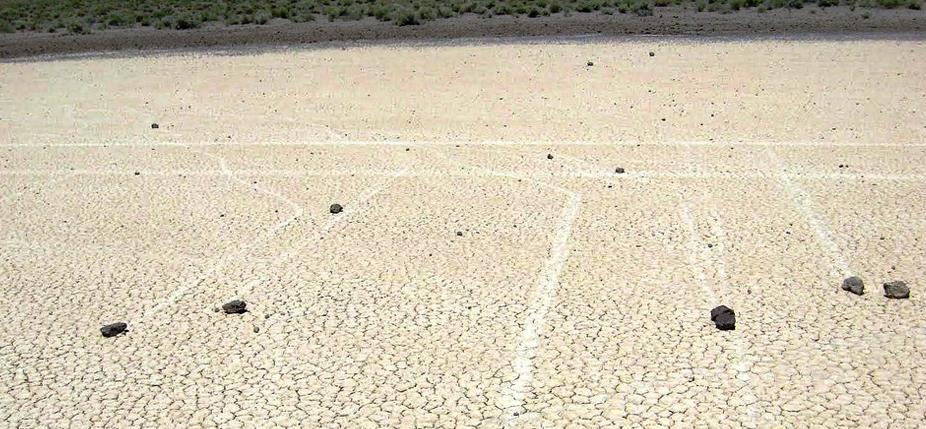 El misterio de las rocas viajeras del Valle de la Muerte