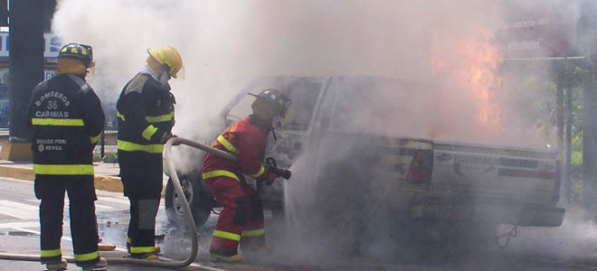 Bomberos de Cabimas venden rifas para costear sus uniformes