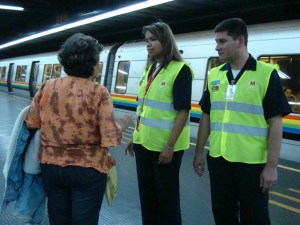 Trabajadores del Metro de Caracas aprenden lenguaje de señas
