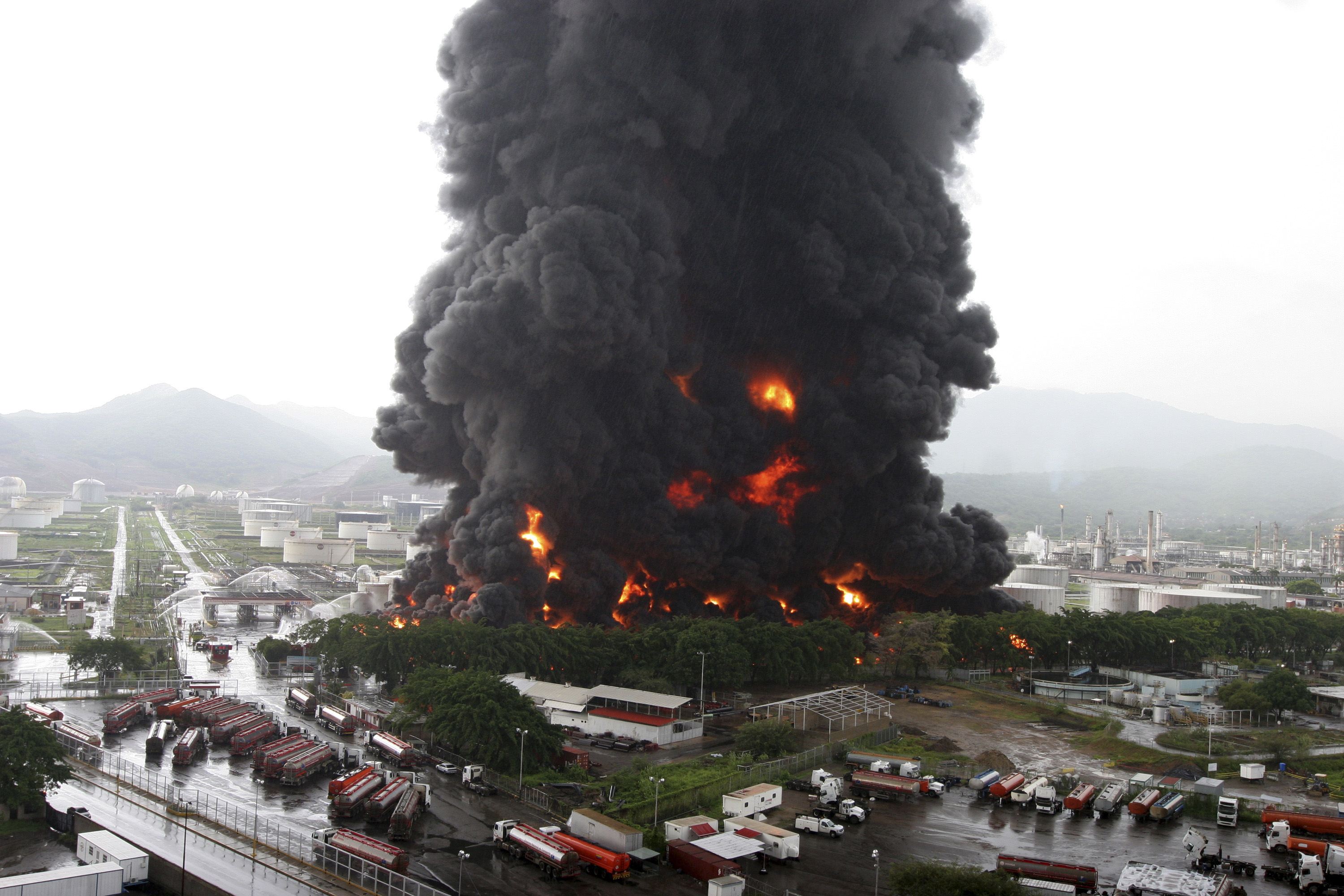 Increíbles imágenes del incendio en la refinería de Puerto La Cruz