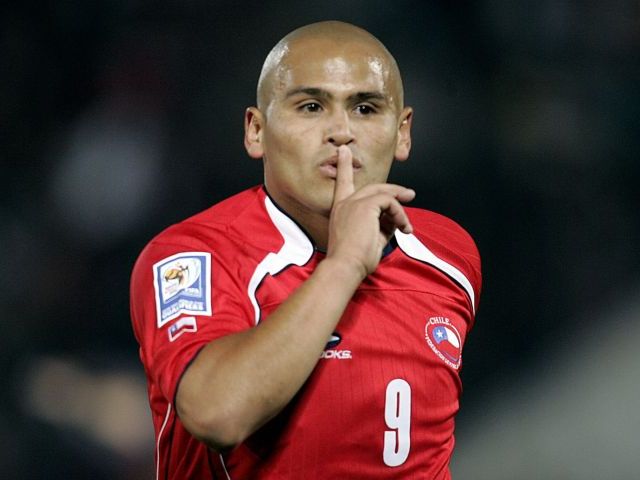 Chile convoca al “Chupete” Suazo para enfrentar a La Vinotinto