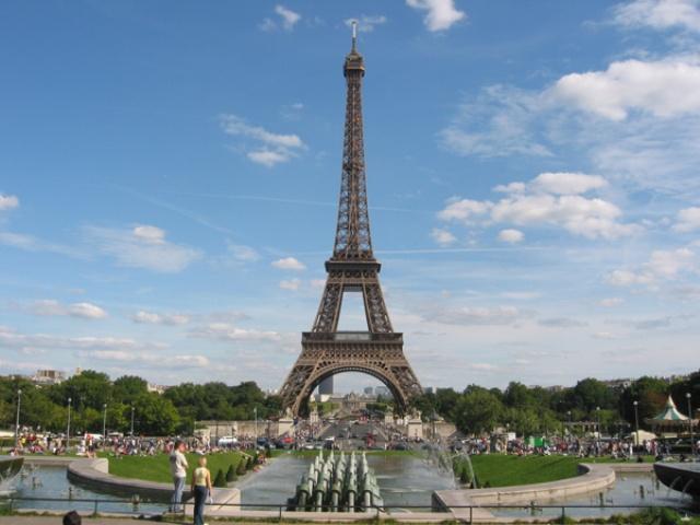 Subastarán un fragmento de la Torre Eiffel