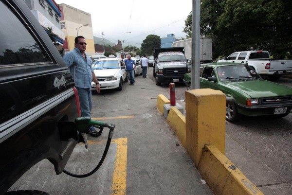 Reducen el cupo de gasolina a los carros