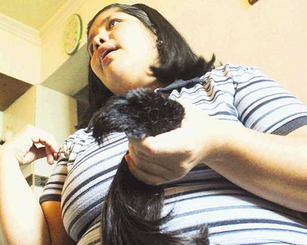 Casi le cortan el pelo con una tijera de podar