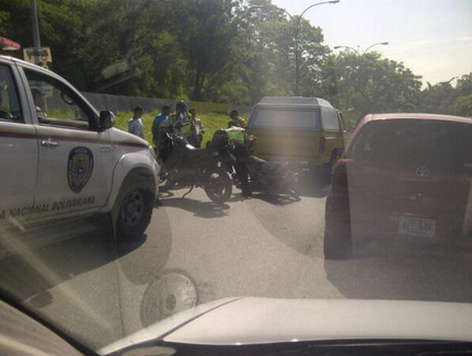 Accidente con motorizado en el distribuidor de Santa Cecilia