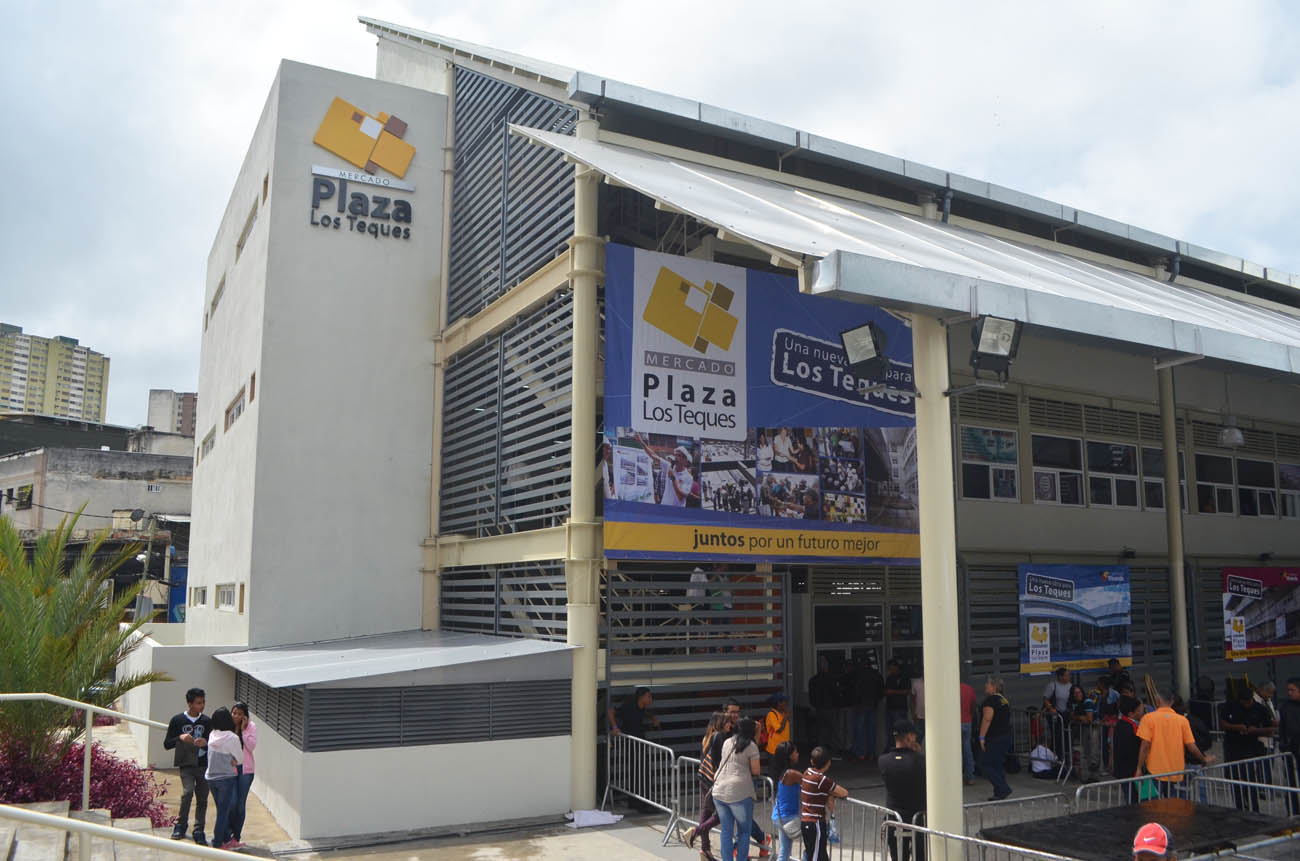 Trabajadores del Mercado Plaza Los Teques arrancaron labores con las pilas puestas (Fotos)