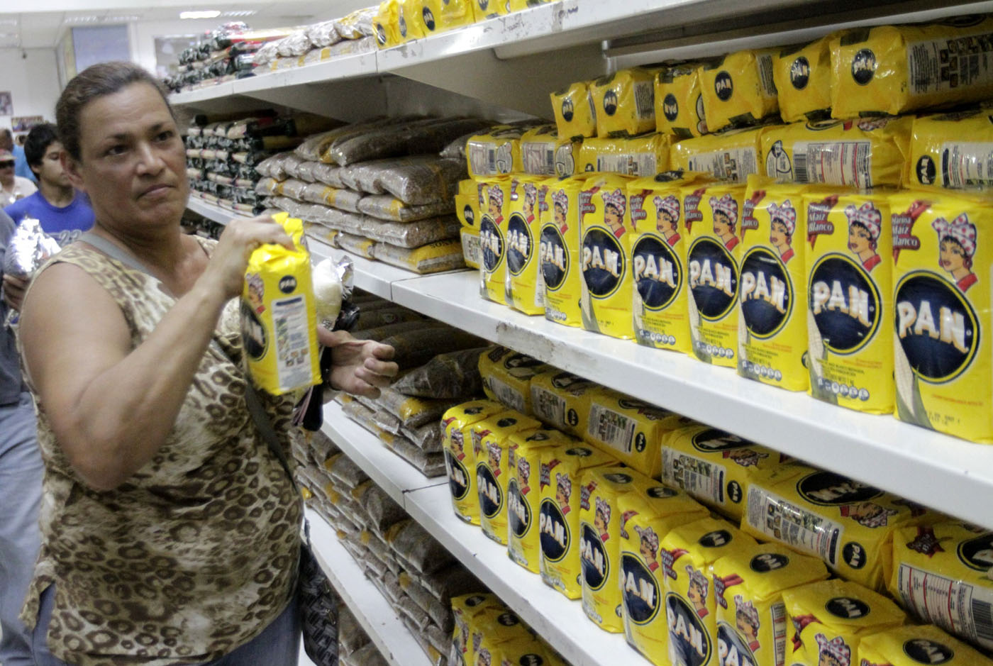 Prohíben a comerciantes informales vender alimentos de la cesta básica